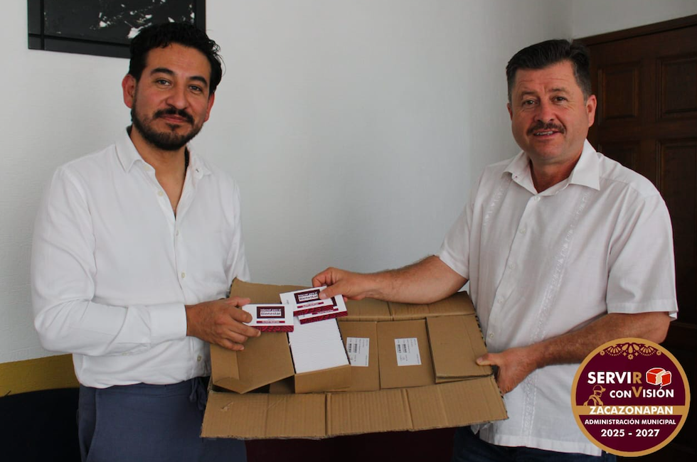 Entrega de SIM a presidente en zacazonapan